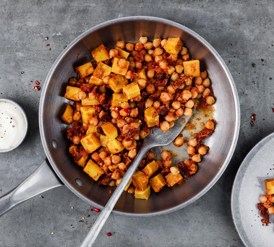 Kichererbsen-Tofu mit scharfer Tomatensauce - Rezepte | fooby.ch