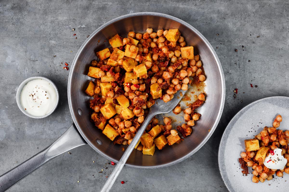 Chickpea tofu with spicy tomato sauce - Recipes | fooby.ch