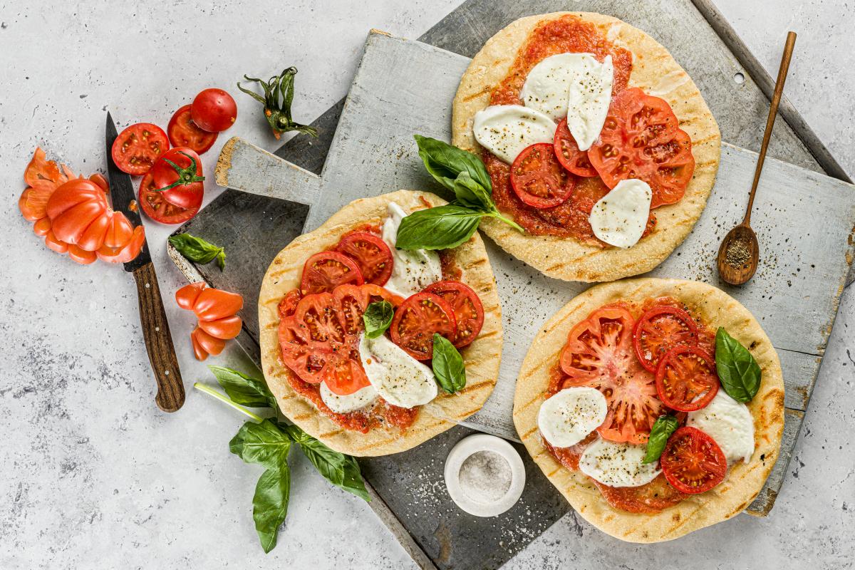Grilled pizza caprese - Recipes | fooby.ch