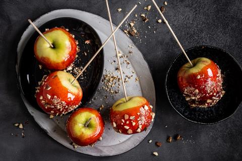 Candy apples with smoked almonds