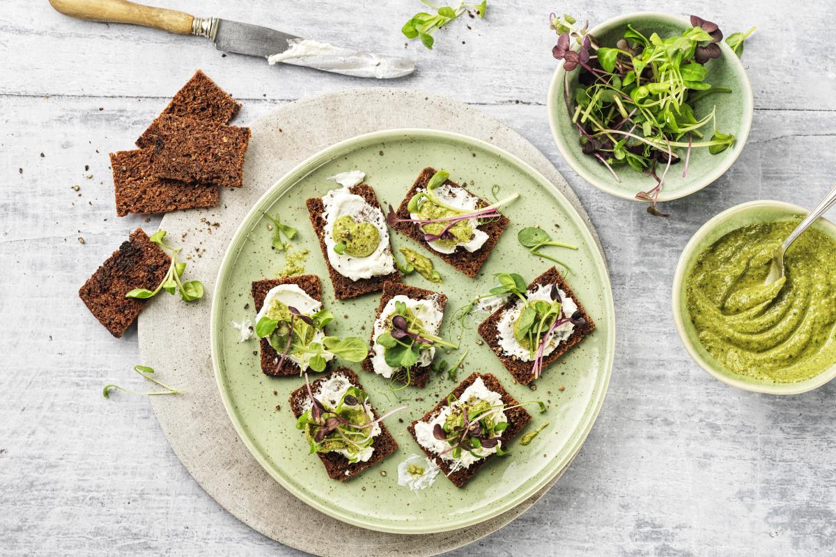 PumpernickelToasts mit KressePesto Rezepte fooby.ch