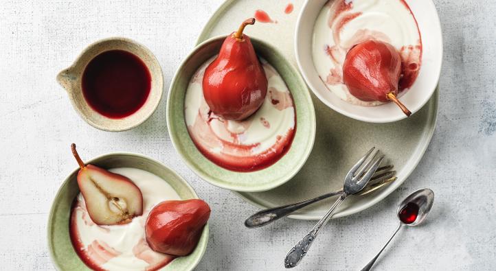 Poached pears with yoghurt