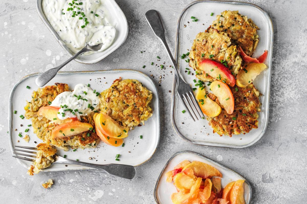 Pastinaken-Kartoffel-Latkes mit Apfelkompott - Rezepte | fooby.ch