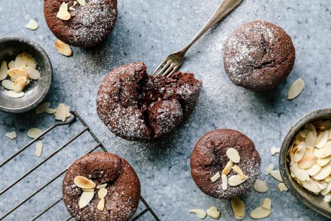Molten chocolate puddings with tonka beans