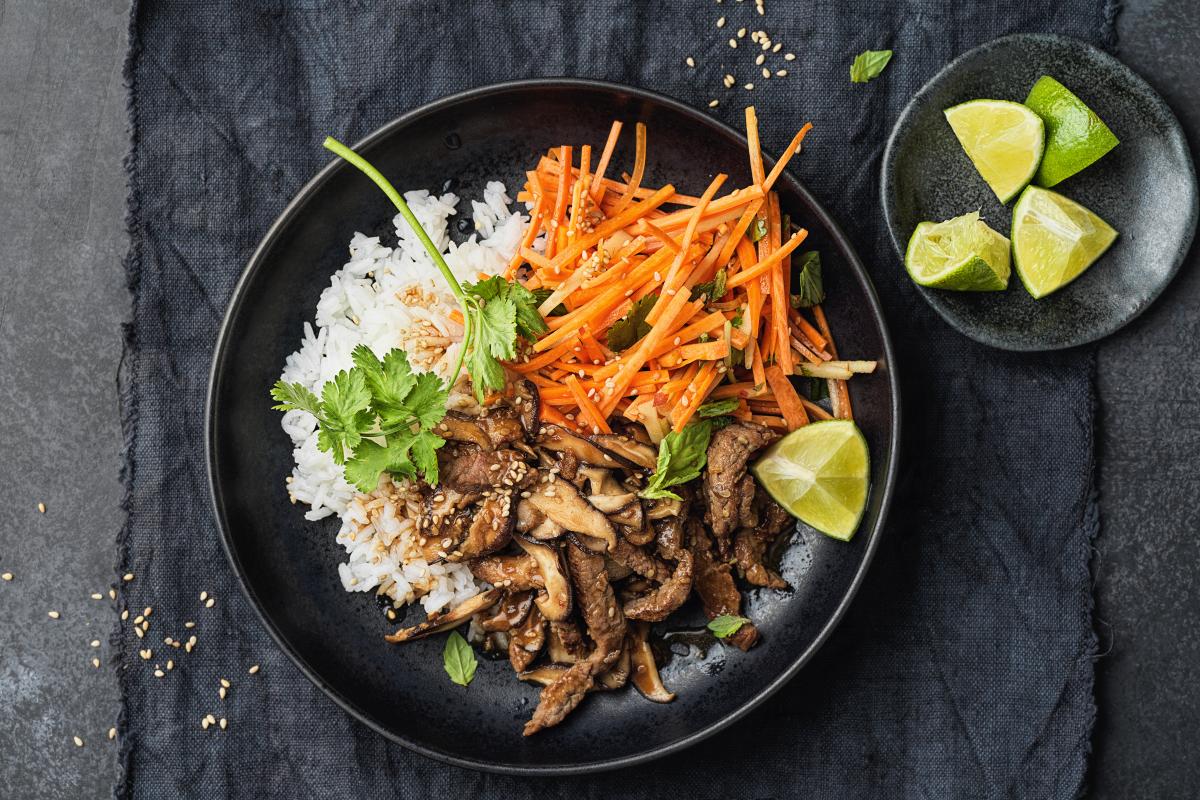 Beef and rice bowl with carrot salad - Recipes | fooby.ch