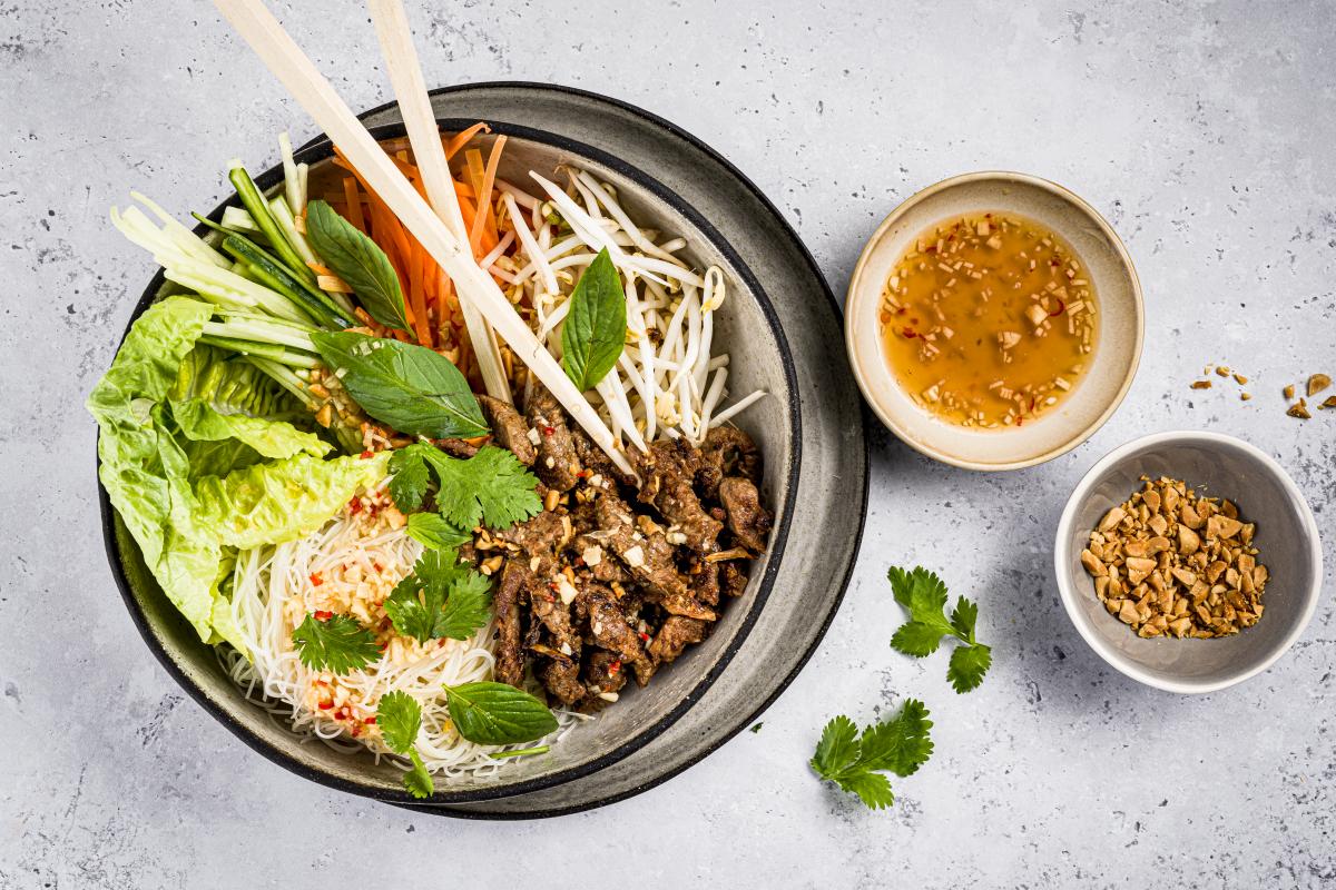 Vietnamese rice noodle bowl (Bùn thit nuong) - Recipes | fooby.ch