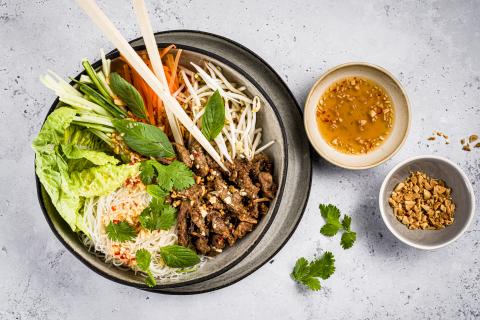 Vietnamese rice noodle bowl (Bùn thit nuong)