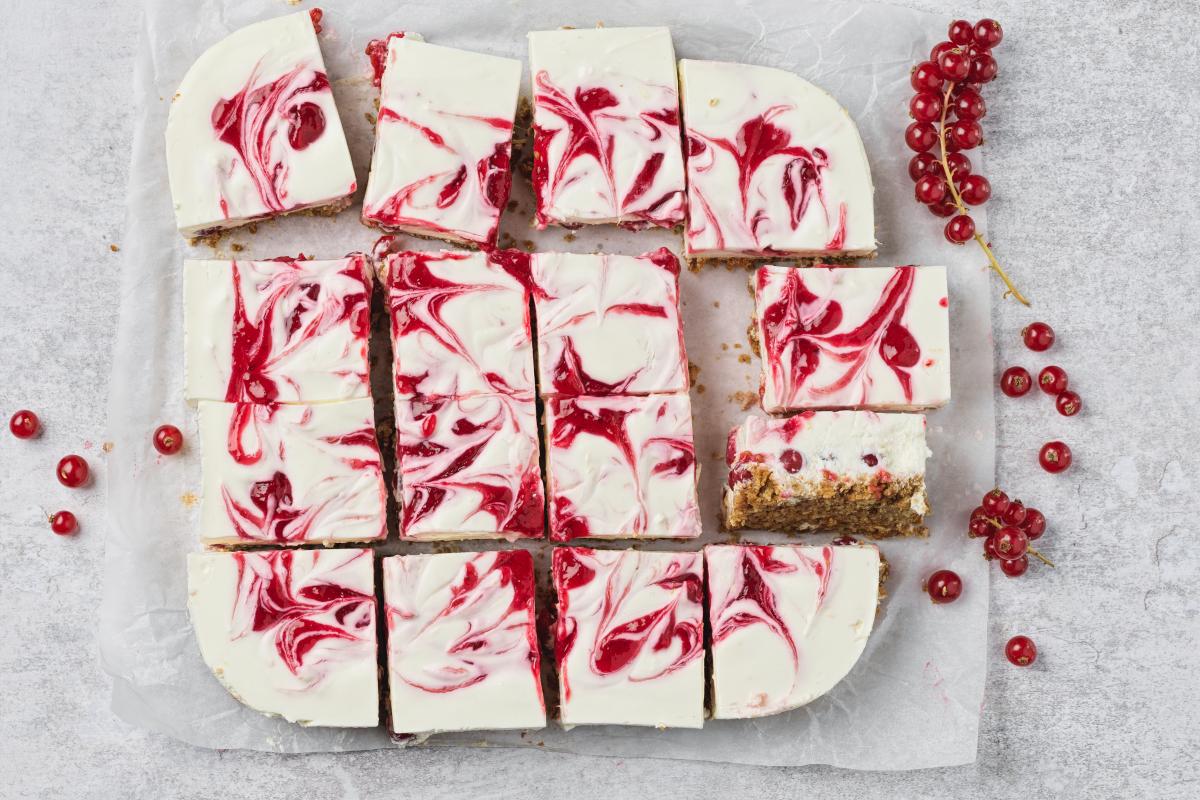 Quark and redcurrant squares - Recipes | fooby.ch