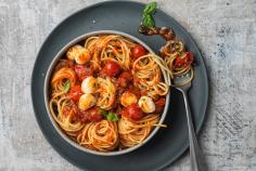 Spaghetti in tomato sauce with mozzarella balls
