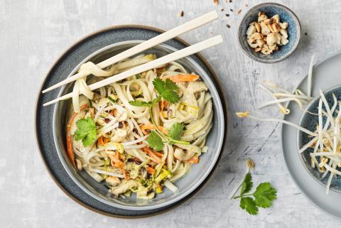 Green vegetable curry with udon noodles