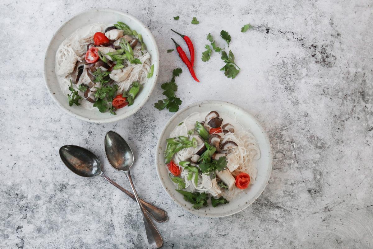 Tom kha gai with rice noodles - Recipes | fooby.ch