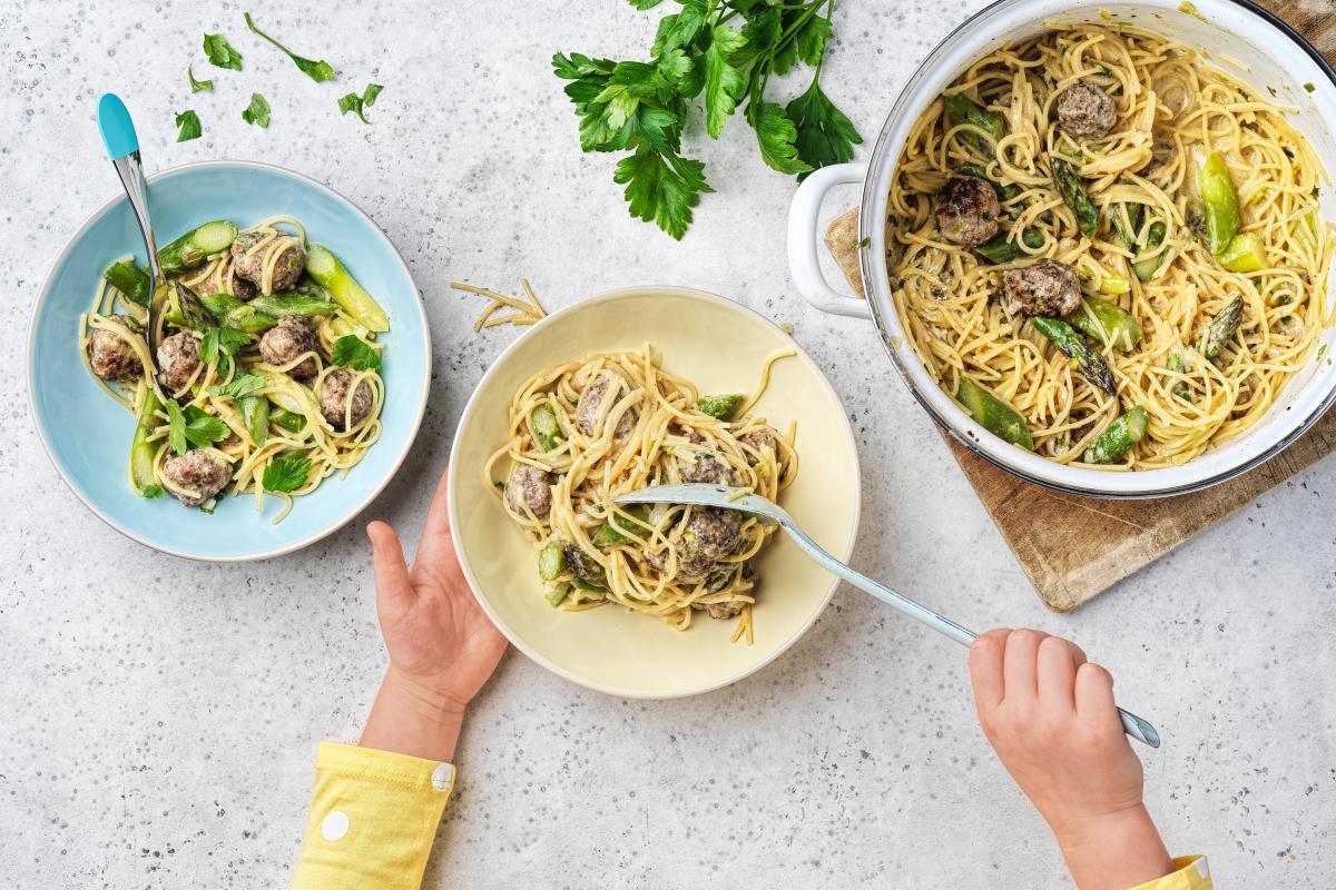 Meatball and asparagus one-pot pasta - Recipes | little FOOBY