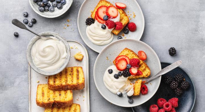 Grilled lemon cake with berries