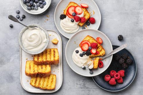 Grilled lemon cake with berries