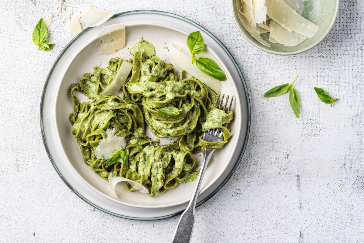 Basilikum-Tagliatelle mit cremigem Pesto - Rezepte | fooby.ch