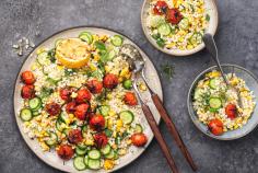 Salade de couscous, tomates grillées et maïs