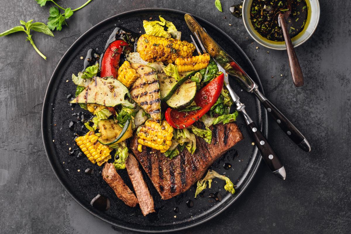 Flank steak con balsamico e insalata estiva