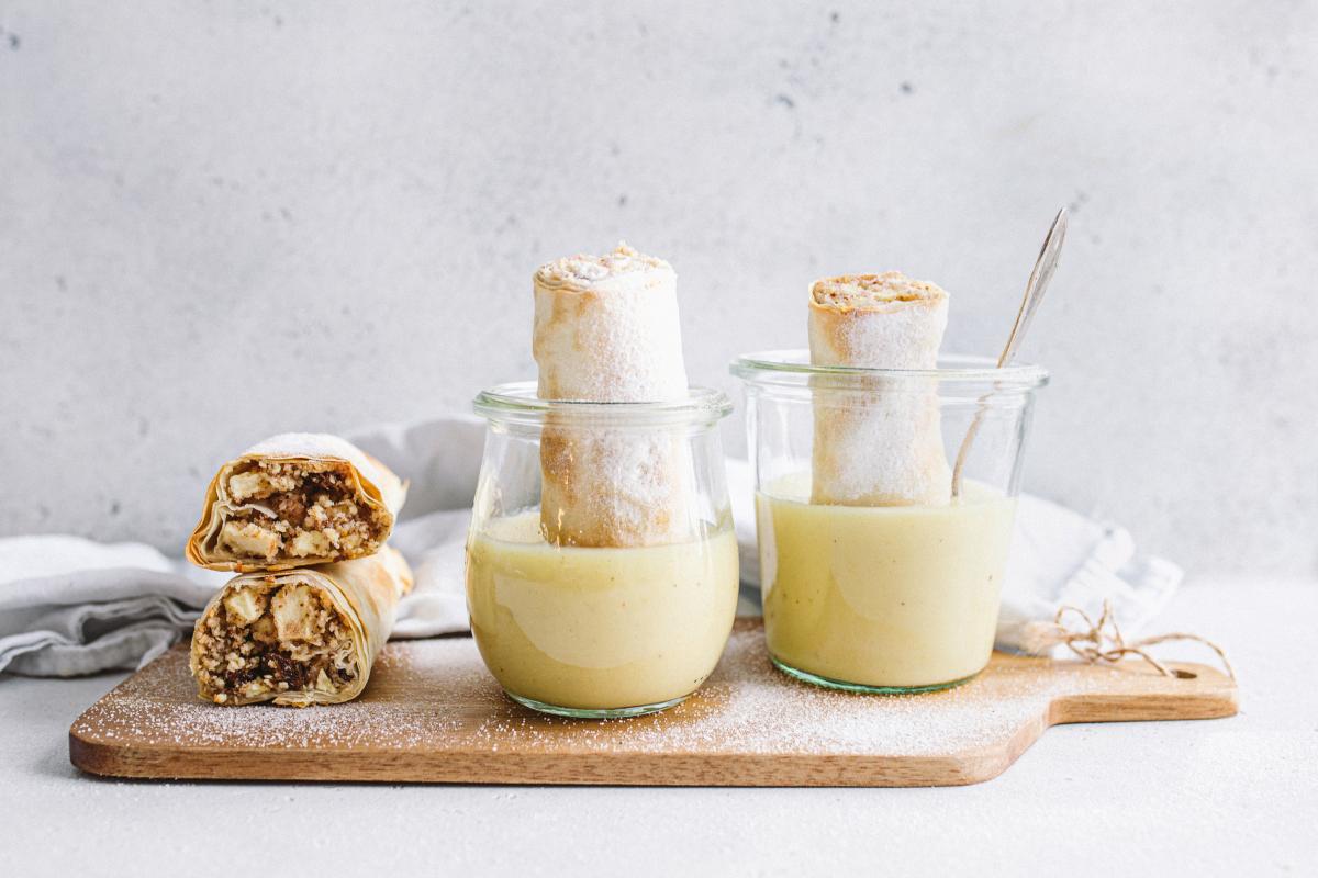 Mini vegan apple strudel rolls with vanilla custard - Recipes | fooby.ch