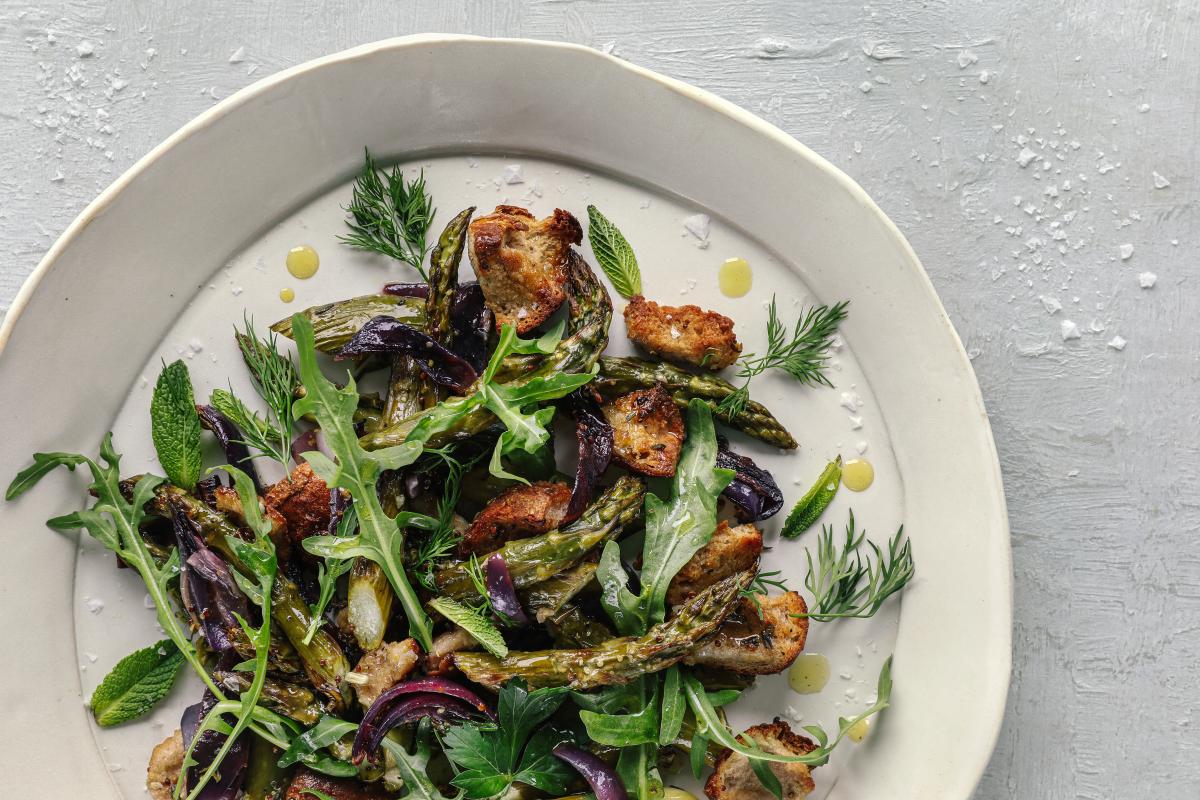 Asparagus panzanella - Recipes | fooby.ch
