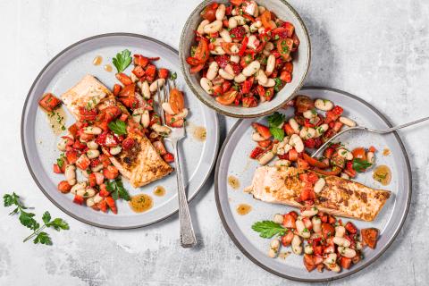 Salmon fillets with strawberry salsa 