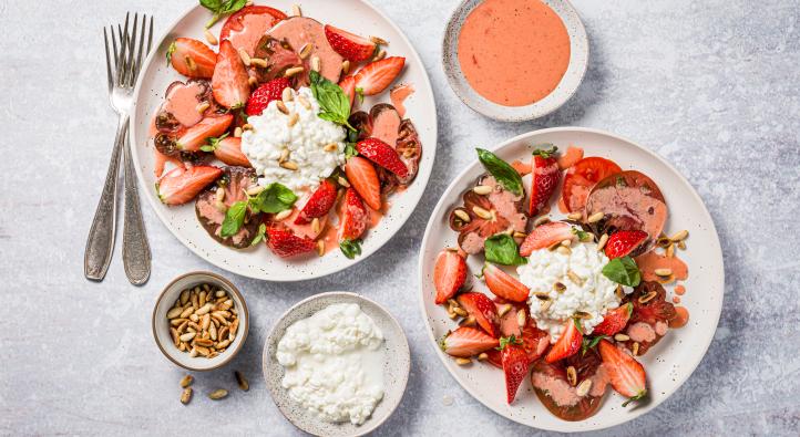 Hüttenkäse-Tomaten-Salat mit Erdbeeren