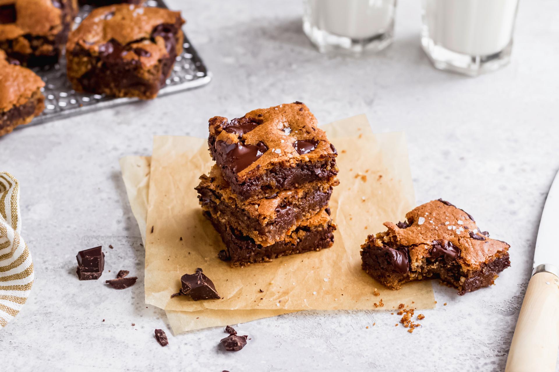 Blondies mit dunklen Schokoladensplittern | Backen süss | coop.ch