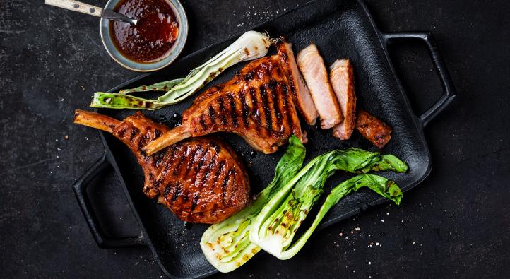 Schweinskoteletts mit Honig-Soja-Sauce