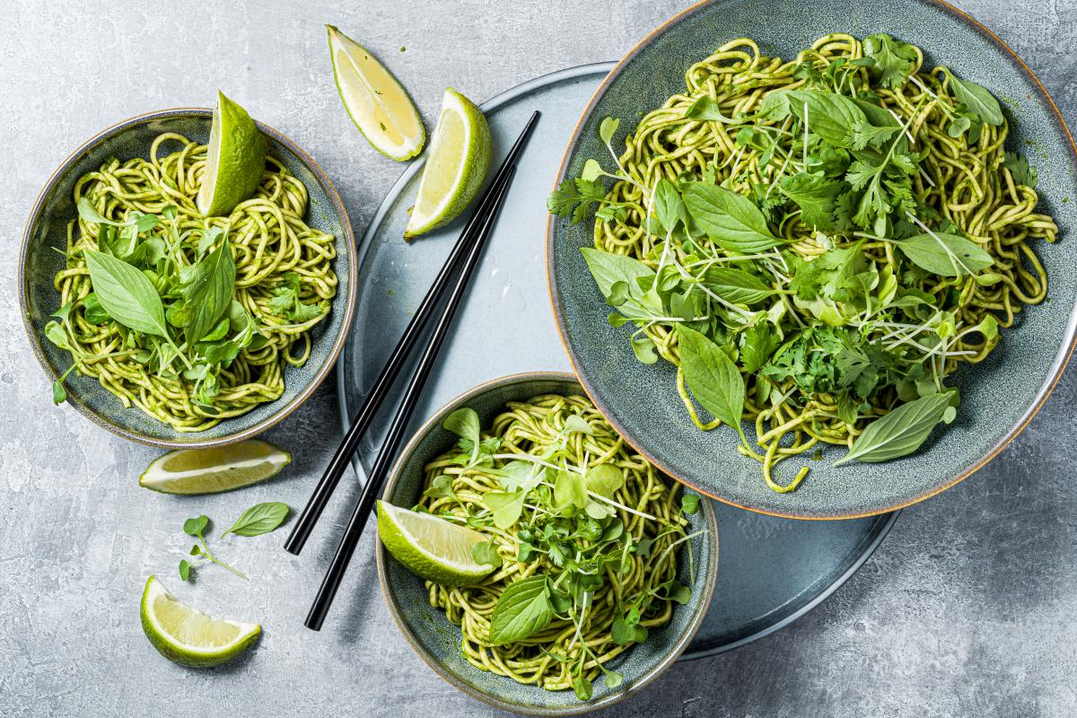 Ramen noodles with herb & miso pesto - Recipes | fooby.ch