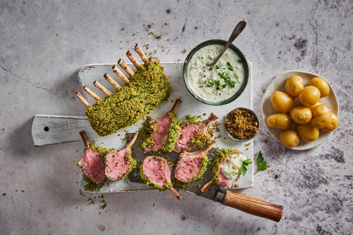 Herb-crusted rack of lamb with tzatziki - Recipes | fooby.ch