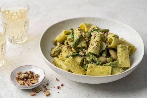 Pesto pasta with asparagus and white beans