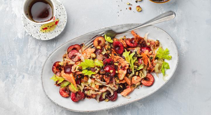 Salade au saumon et aux cerises