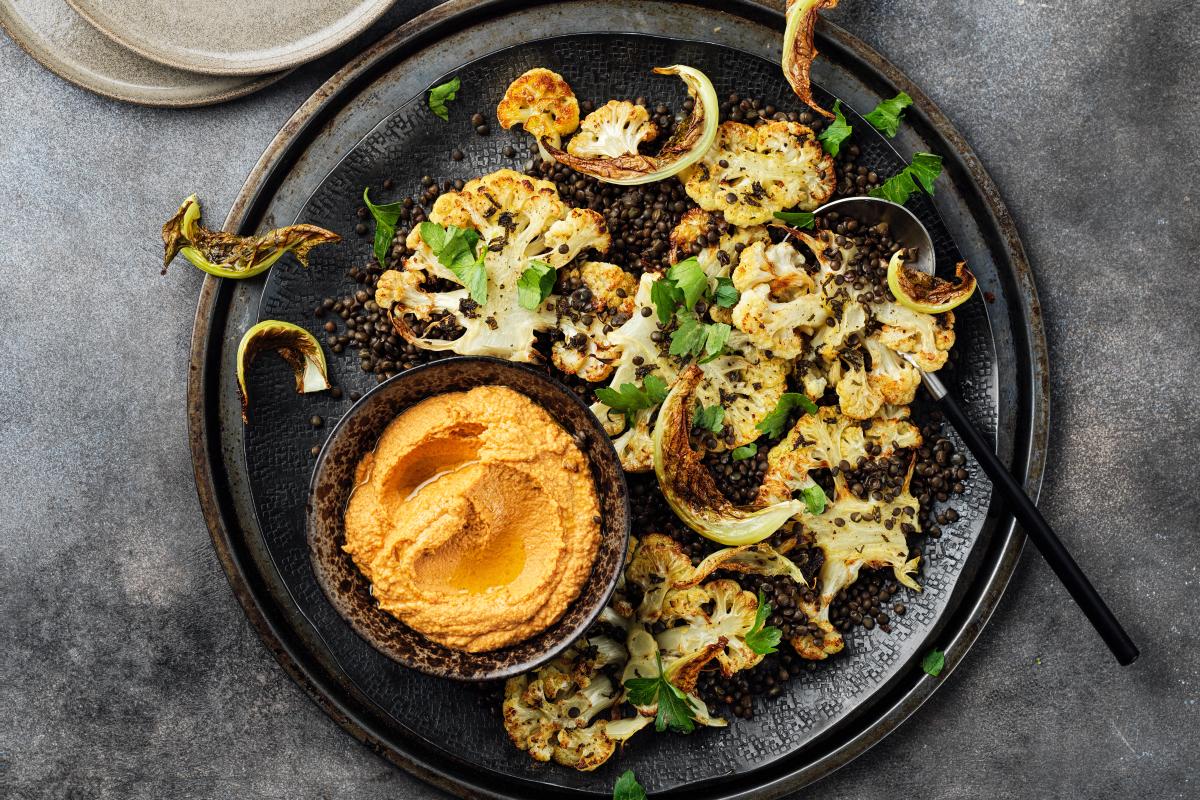 Cauliflower steaks with lentils and harissa hummus - Recipes | fooby.ch