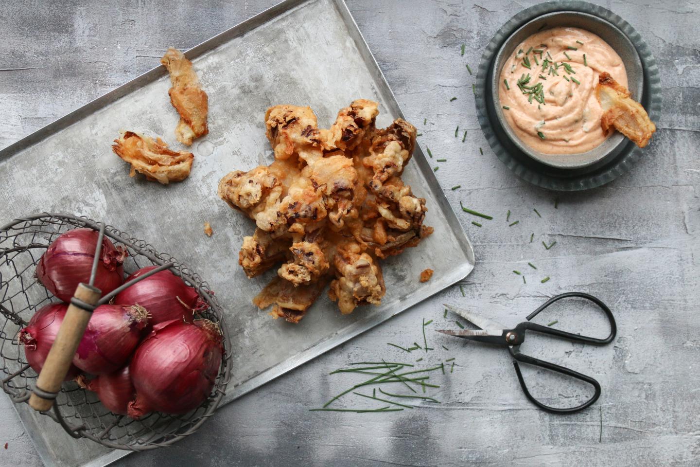 La RICETTA dei bellissimi FIORI di CIPOLLA croccanti con salsa dolce o  speziata, Ricetta