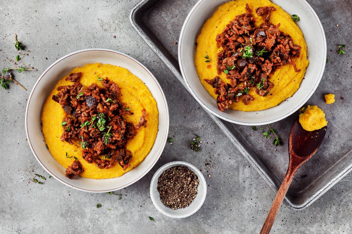 Polenta mit Auberginen-Hackfleisch-Ragout - Rezepte | fooby.ch