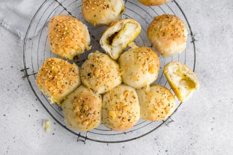 Stuffed vegan garlic bread rolls (Bubble Bread)