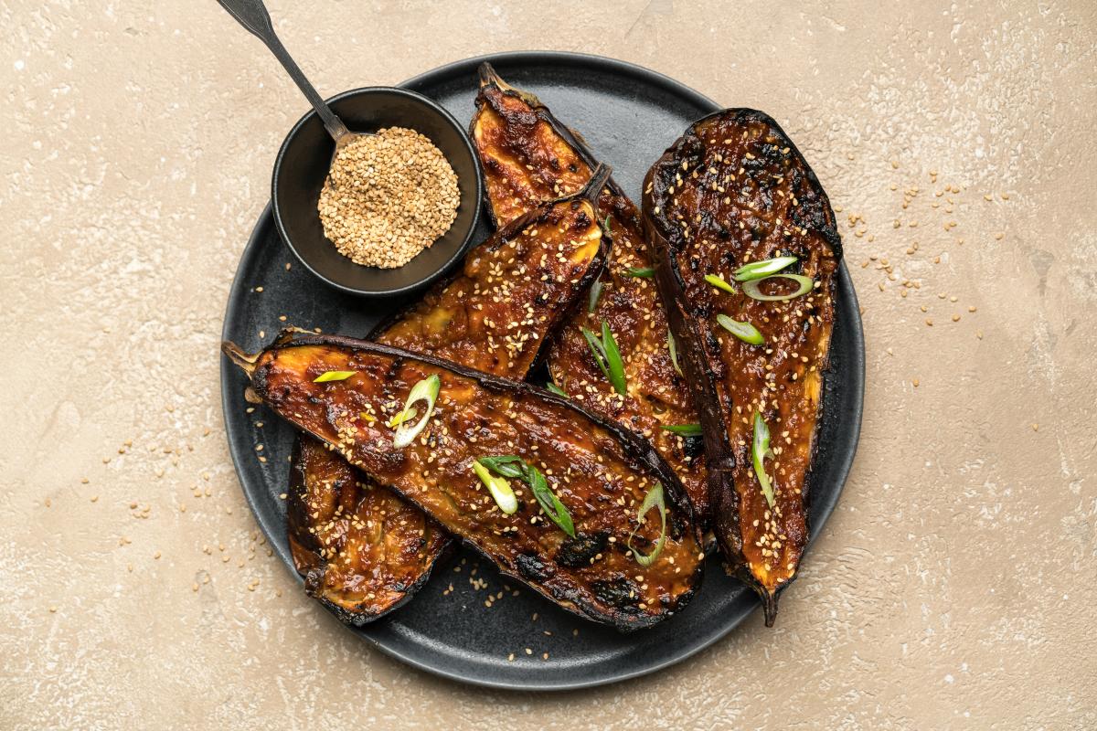 Roasted miso aubergines - Recipes | fooby.ch