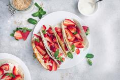 Tacos aux fraises et à la crème à la vanille vegan