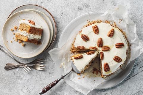 Pecan and carrot cake with sugar substitute