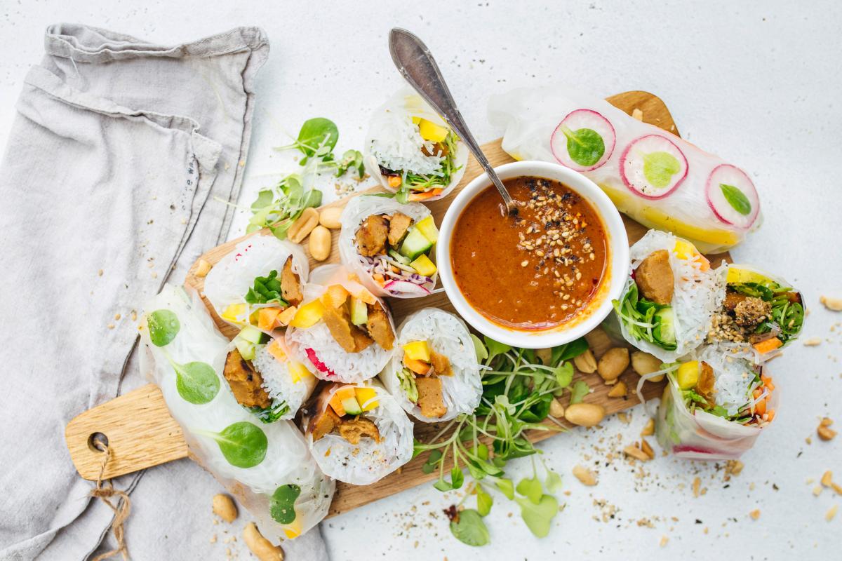Vegan summer rolls with satay wings - Recipes | fooby.ch