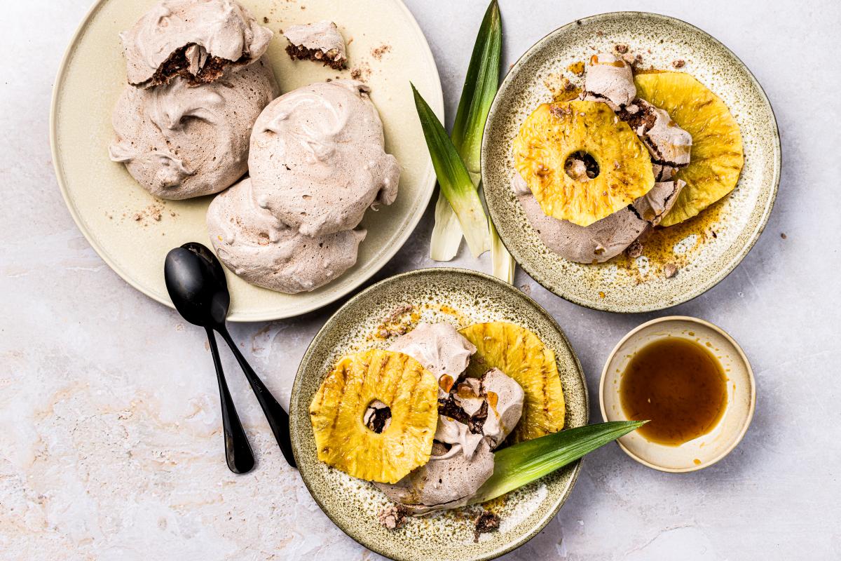 Hazelnut meringue with pineapple salad - Recipes | fooby.ch