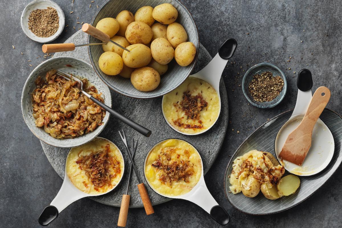 Onion and bacon raclette with caraway seeds - Recipes | fooby.ch