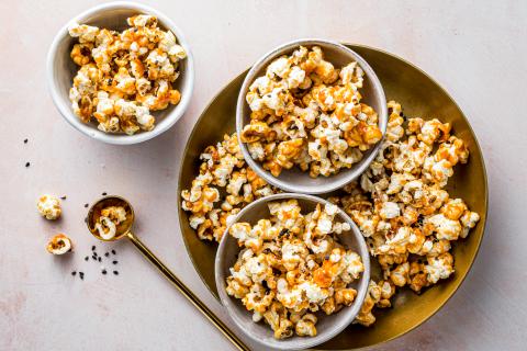 Popcorn con miso e sesamo