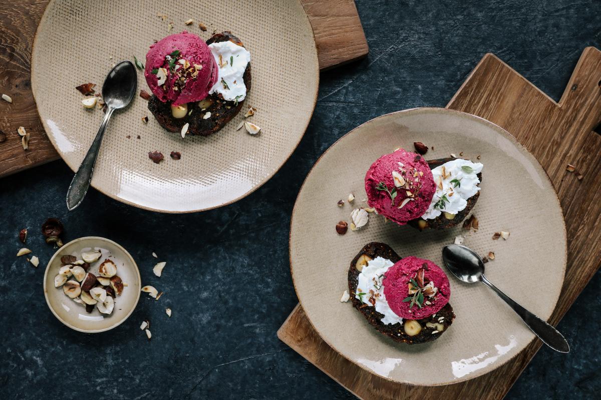 Engadine pear bread with goat's cheese and beetroot ice cream - Recipes | fooby.ch