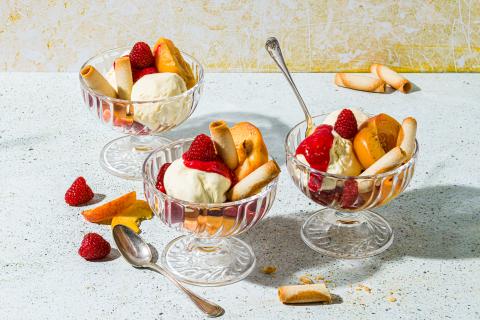 Coppe Melba con gelato alla vaniglia vegano