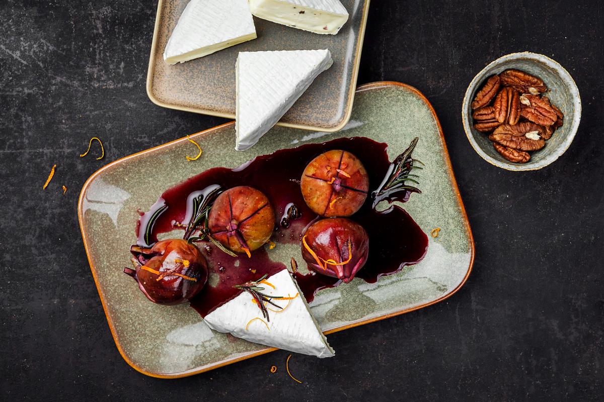 Truffle-flavoured Pavé de Rougemont cheese with port and figs - Recipes | fooby.ch