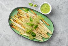 Asparagi al forno con salsa alla tahina ed erbe aromatiche