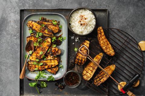  Grilled aubergines with soy sauce and ginger