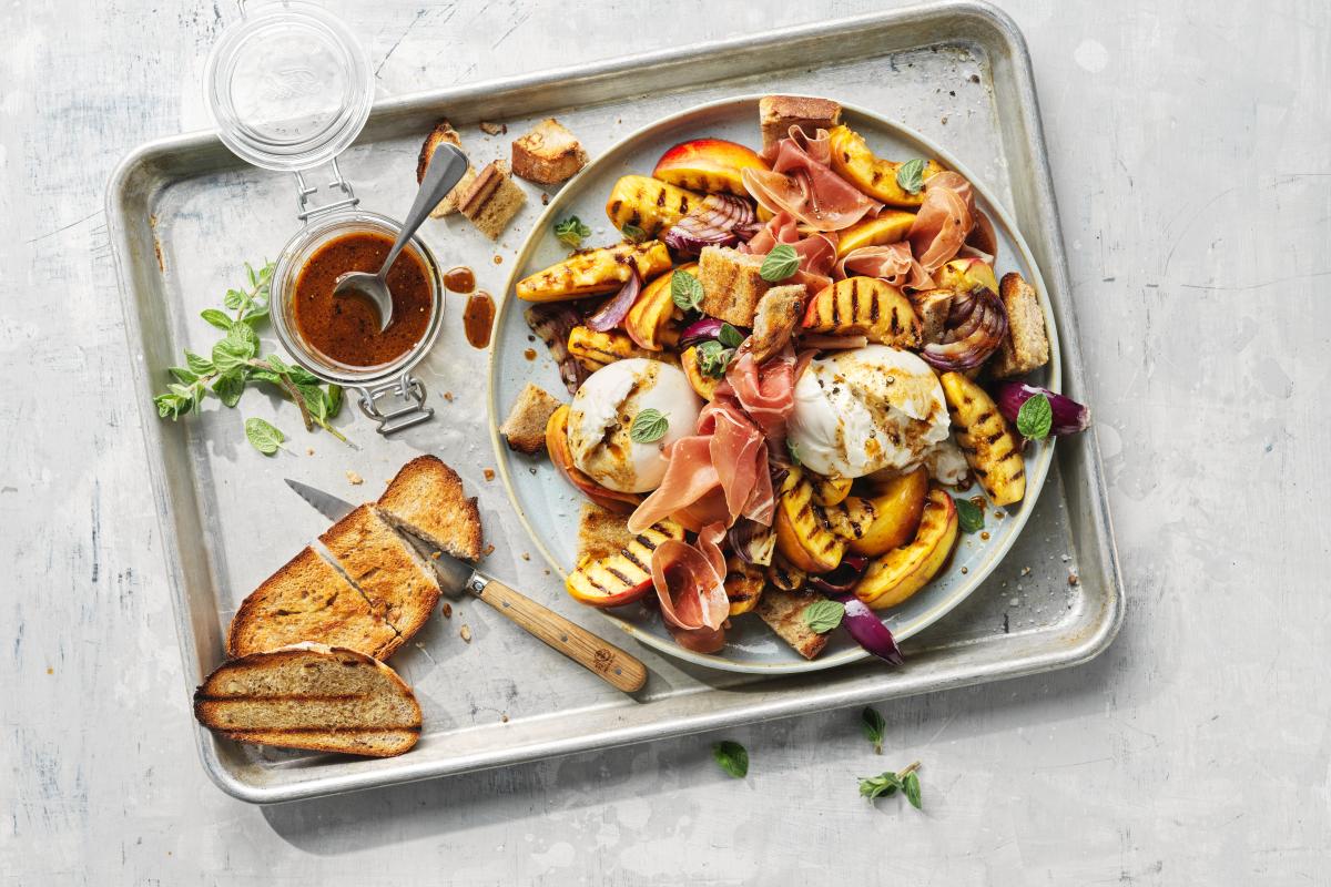 Nectarine salad with burrata - Recipes | fooby.ch