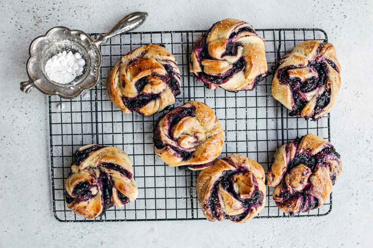 Vegan blueberry knots - Recipes | fooby.ch