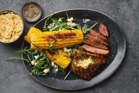 Flank steaks with corn and rocket